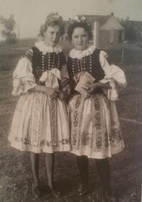 1958, dožínky, Kateřina Marťáková a kamarádka Farkašová