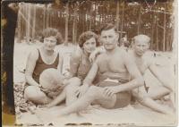 Dagmařiny rodiče (na krajích) a matčin bratr s manželkou (uprostřed), 1936-37