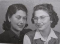 Dagmar se svojí přítelkyní Dášou - rok 1948