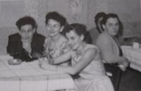 Přátelské setkání - 50. léta, Dagmar uprostřed, Dagmařin manžel Petr nalevo
