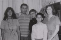 Rodinná fotografie - Dagmar, manžel Petr a dcery Zuzana a Rita - rok 1980