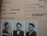 Vězeňská fotografie otce