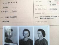 Vězeňská fotografie matky