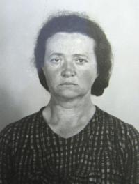 Vězeňská fotografie matky