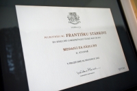  Roku 2002 udělil Františku Stárkovi prezident Václav Havel medaili Za zásluhy II. stupně