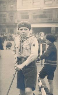 Koloběžkové závody v Plzni (náměstí Republiky) asi rok 1934, Miloň Kučera jako skaut – vlče