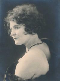 Maminka Miloně Kučery, Růžena, 1935