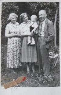 Fotografie rodiny, kterou měl pamětník ve vězení - rodiče, manželka Marie se synem