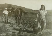 s manželem Müllerem na poli