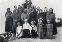 Skupina žen a dětí, kteří přežili vypálení Malína. ve spodní řadě uprostřed Mstislav Pospíšil.