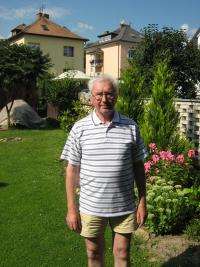 Mstislav Pospíšil na zahradě(srpen 2009).