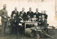 Uprostřed nahoře Josef Pospíšil starší, Český Malín, okolo roku 1935