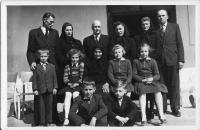 Rodina (nahoře-Jaroslav Tas,bratr Václav Šimek,Šimková, sestra Věra Černá, Černý)