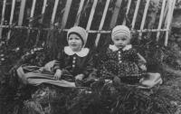 rok 1937 -  vpravo s neznamým chlapcem v Miličíně