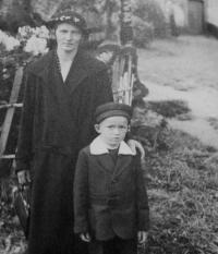 rok 1937 - otcova sestra Marie Suková se synem Stanislavem