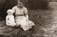 rok 1937 - s maminkou v Miličíně