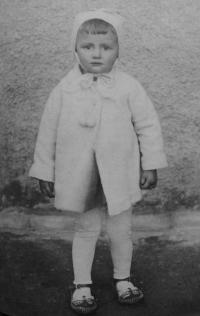 rok 1940 - čtyřletá Marie v Miličíně