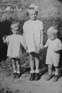 rok 1942 - se sourozenci Evou a Vaškem po návratu z Libže