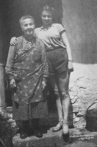 rok 1951 - s babičkou Koklářovou