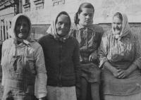 rok 1952 - babička Antonie Šopejstalová - druhá zleva
