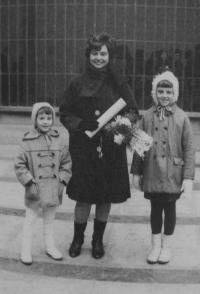 rok 1968 - s dcerami při promoci