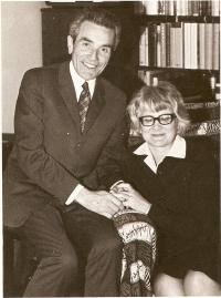 Farář Václav Mikulecký s manželkou v roce 1972
