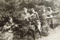 Členové skupiny odbojové skupiny Záhoří, z leva:Karel Batoník, Stanislav Milka, Čestmír Smolka, Karel Háša z Kladrub a Jefrem Špocha(?)