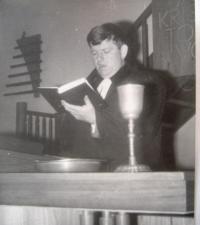 Pavel Hlaváč coby farář v roce 1972 v Proseči