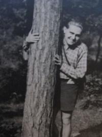 004 Na výletě v Zamilovaném hájku u Brna (asi 1943)