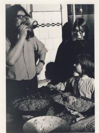 Ivan Martin Jirous vaří v Ječné, cca 1975