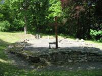 Zaniklá vesnice Červené dřevo (Rothenbaum) - základy kostela