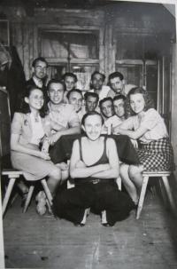 Nuceně nasazení muži s Lagerfuhrerem Fritzem (v popředí)