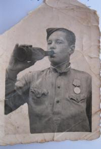 Fotografie ruského vojáka, který se učástnil osvobození Československa a procházel Crhovem
