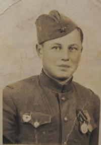 Fotografie ruského vojáka, který se učástnil osvobození Československa a procházel Crhovem