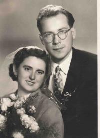Svatební fotografie novomanželů Jankovských z roku 1955