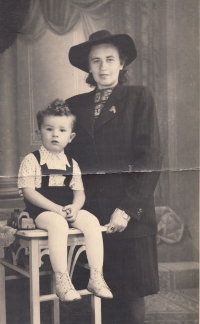 S maminkou, 1945