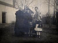 zleva: „hamburská“ babička Fanny, „vídeňská“ babička Sofie (Žofie), maminka Johanna Landsbergerová,  Eva (později Kalinová), pes Baldo; u vily v Místku roku 1920