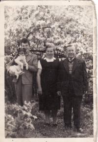 Bratr Luboš, maminka Anna(Klocarová), tatínek Leonard