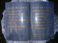 Pamětní deska před chalupou ve Vilémově