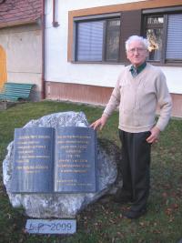 Růžička at the memorial plaque in front of the cottage in Vilémov