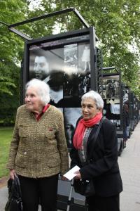 sestry Margita Rytířová a Lenka Köppelová na výstavě Wintonovy vlaky - Kampa 2014