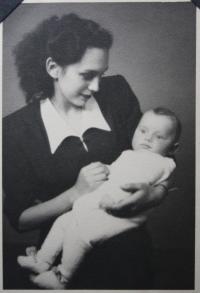 Lenka Köppelová se svým synem po válce