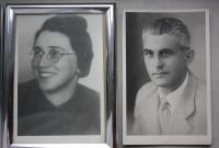 fotografie rodičů, kteří zahynuli