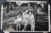se svojí starší sestrou Margit provdanou Rytířovou a jejich vychovatelkou