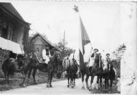 Dožinky ve Štědrákově Lhotě v roce 1948 (zleva Milan Kouřil, Miroslav Pospíšil, Jan Pospíšil (bratr), Josef Kouřil, Zbyněk Turek