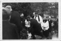 Miroslav Pospíšil jako ministrant na pohřbu v Raškově v době 2. sv. války