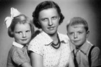 1-Jan Kozlík se svojí maminkou a sestrou v roce 1953 