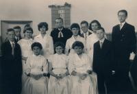 5- Konfirmace v evangelickém sboru ve Mšeně (J. Kozlík druhý zprava)-1960