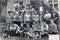 7- letní brigáda v evangelickém středisku v Herlíkovicích -J. Kozlík sedící 4. zleva)-srpen 1962