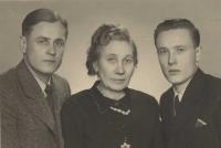Před  odjezdem do Rajchu - foto z roku 1942-zleva bratr Josef, maminka Františka a Bedřich Hájek